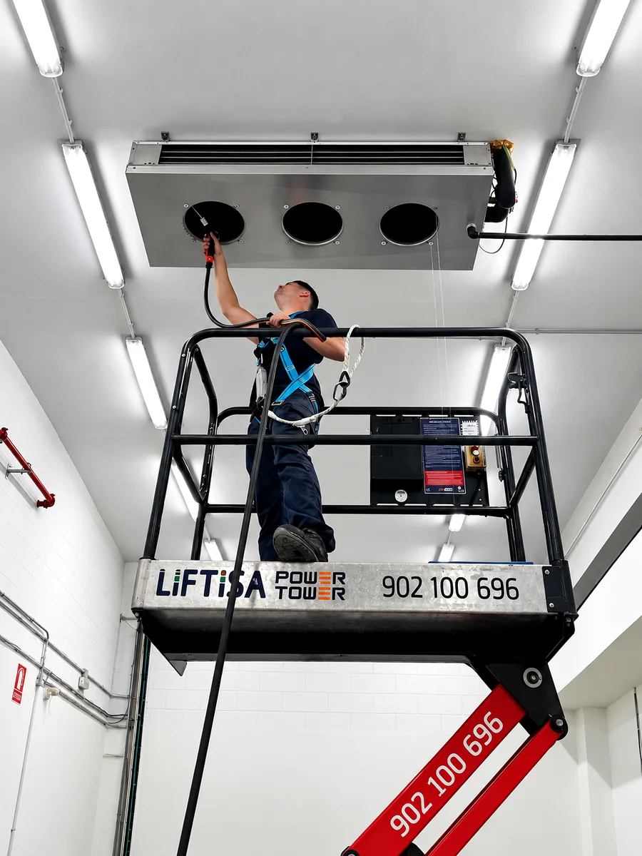Operario de EMIP revisando un equipo frigorífico desde una plataforma elevadora