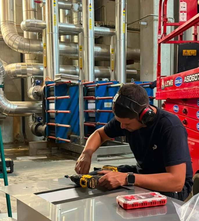 Técnico de EMIP trabajando durante una intervención frigorífica industrial