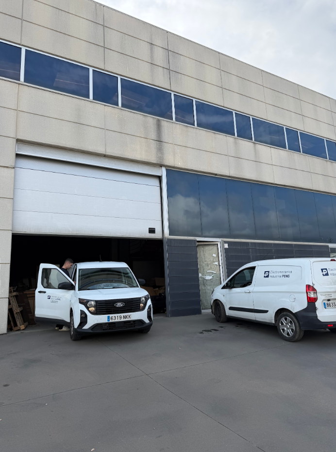 Nave de EMIP con vehículos de servicio técnico