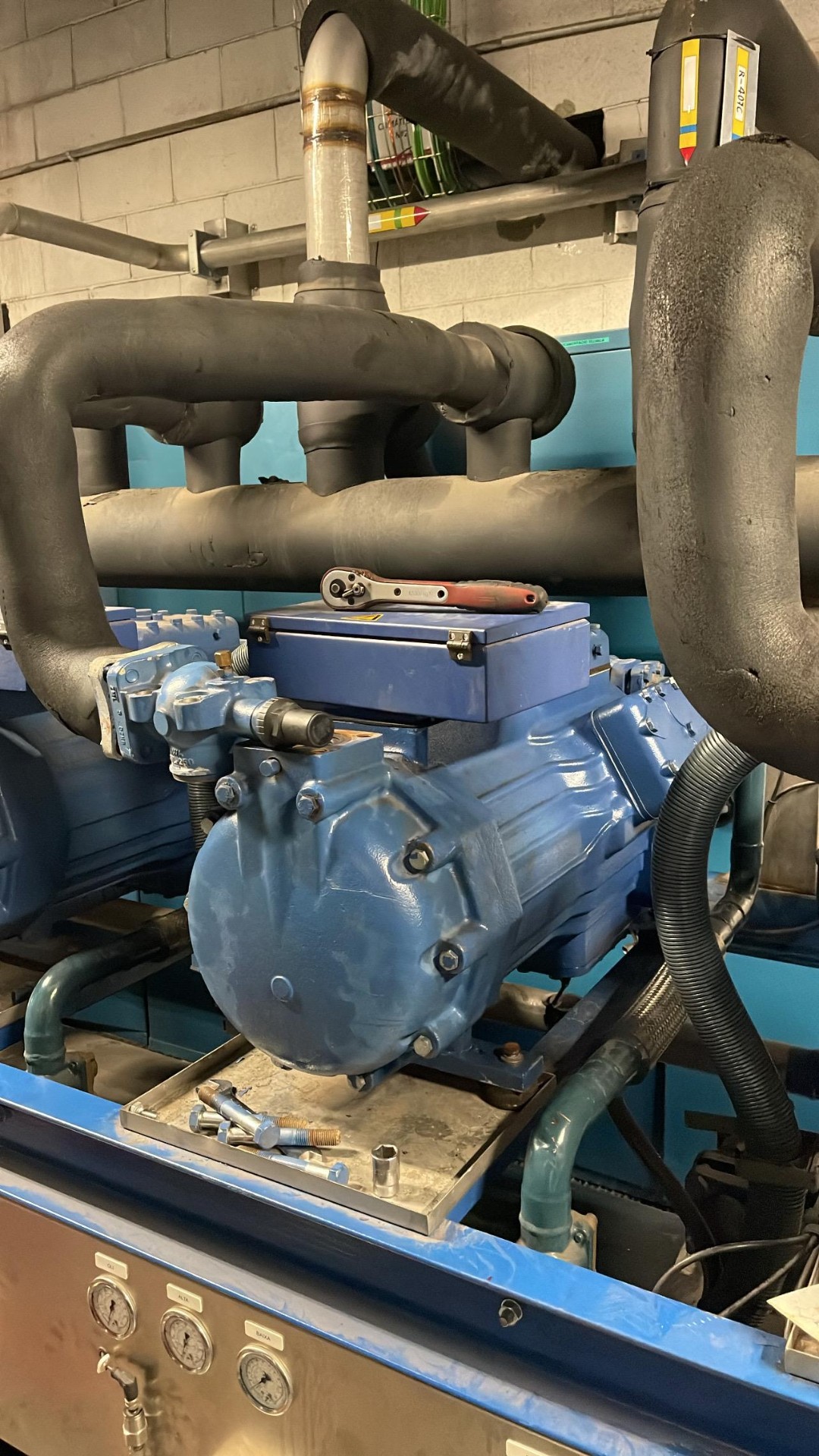 Compresor industrial azul en mantenimiento
