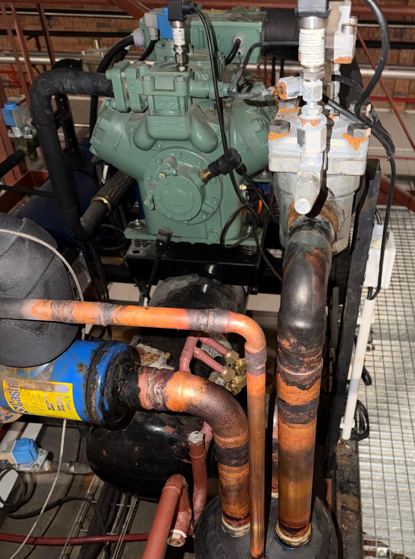 Compresor Bitzer verde con tuberías de refrigerante