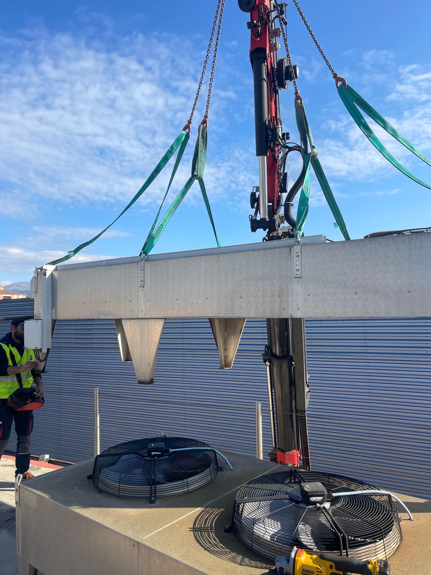 Instalación con grúa de equipo de refrigeración en cubierta